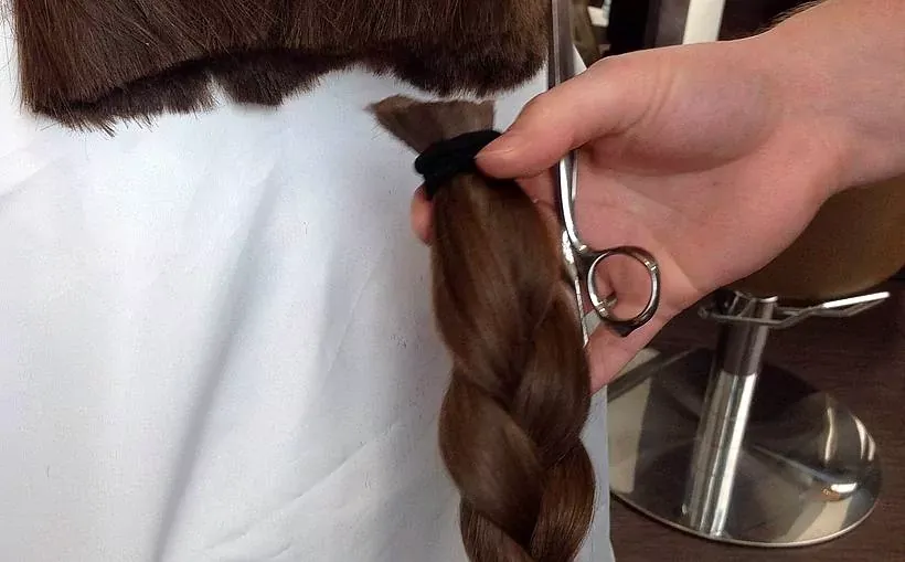 Stylistka suszy włosy klientki
